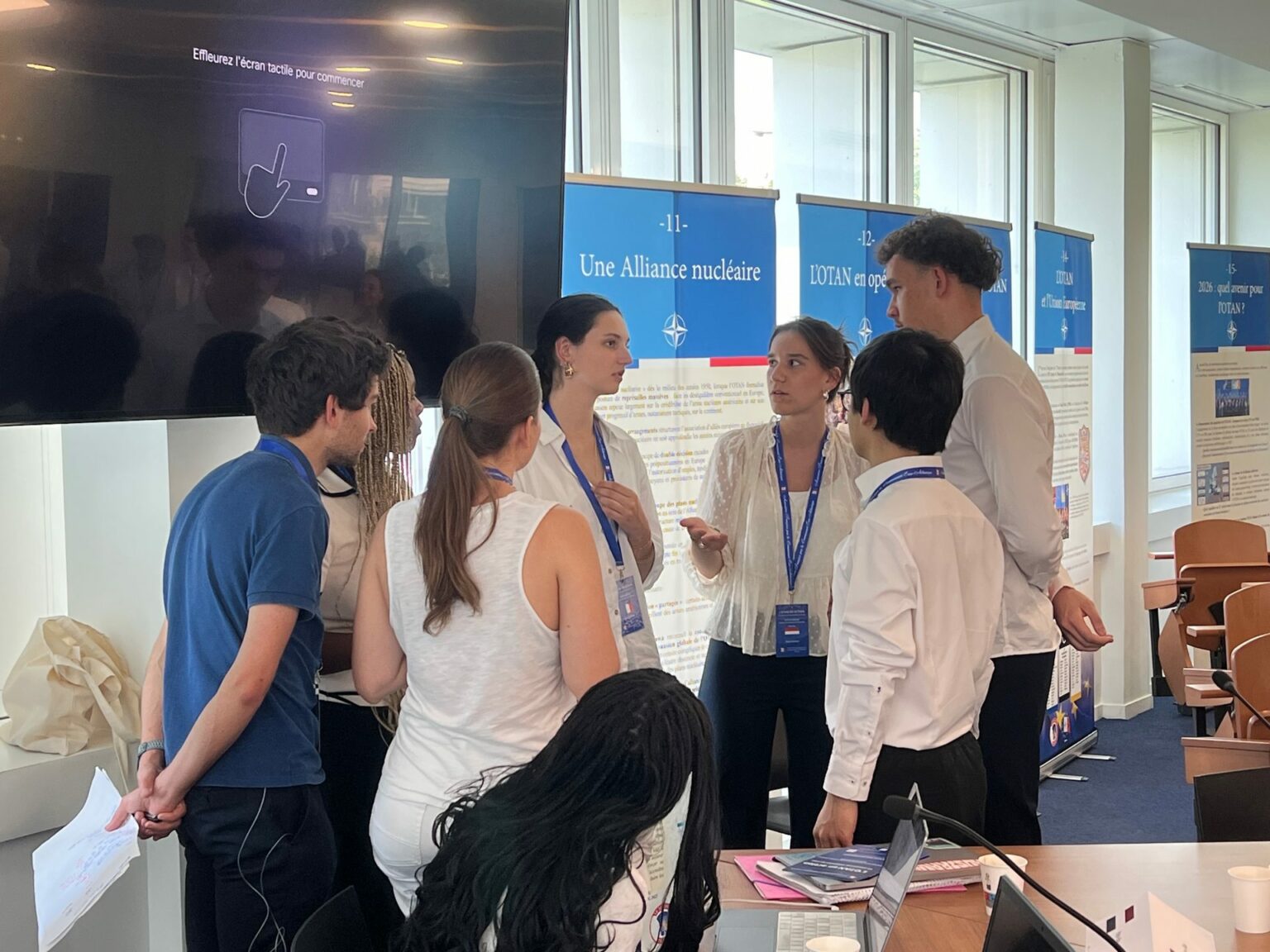 Des participants échangent en petits groupes pendant l'exercice « L'OTAN en action »