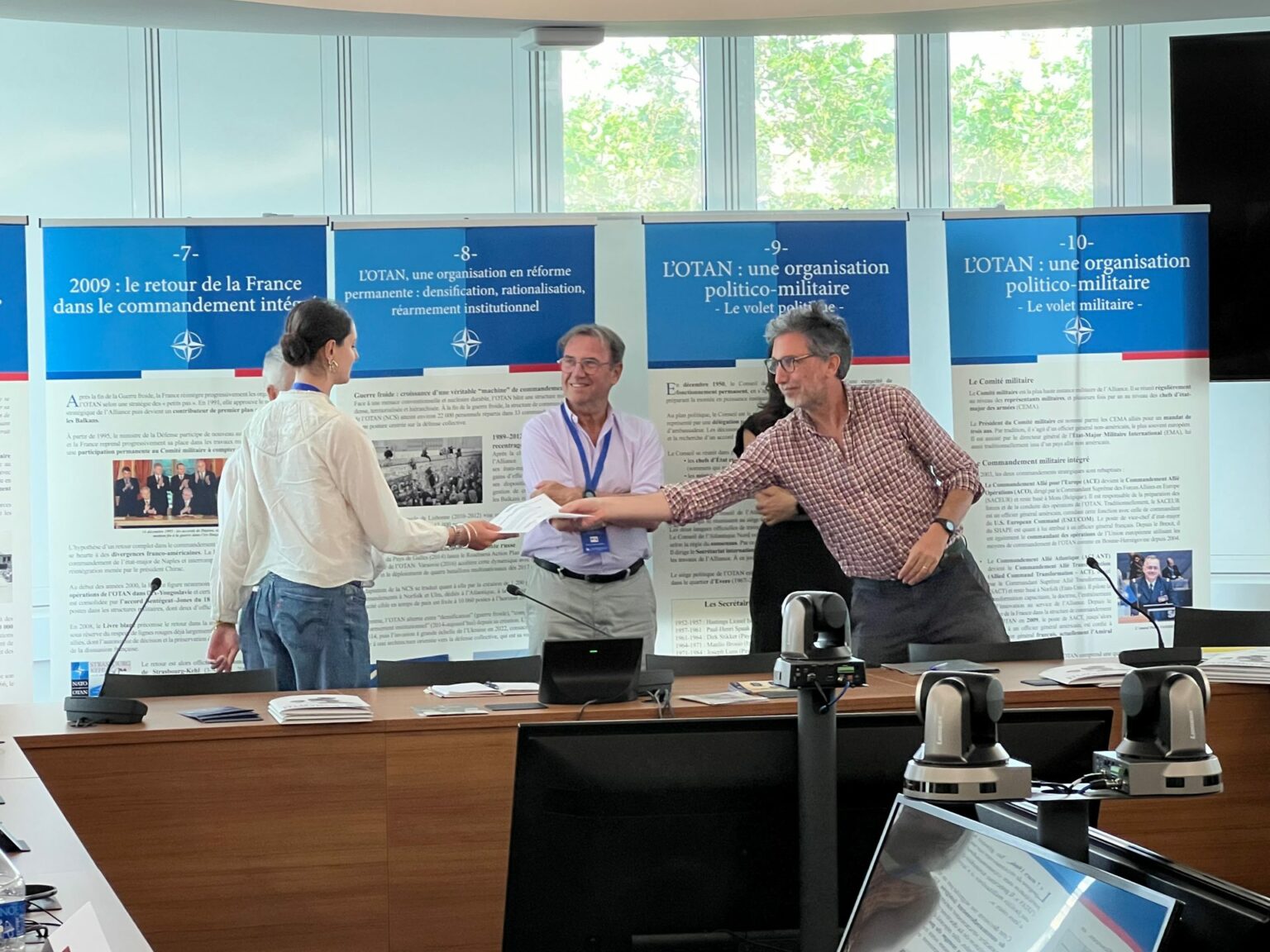 Remise d'une attestation de participation à une participante à la fin de l'exercice