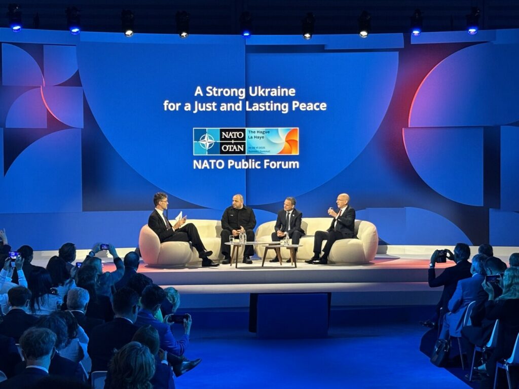 Une table ronde du Public Forum au sommet de l'OTAN de La Haye, juin 2025